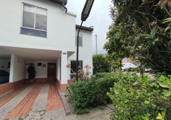 Casa en arriendo Antioquia Envigado Villas Del Vallejuelo 1 142 m2 Habitaciones 4 Baños 3 Garajes 1 Precio $4600000