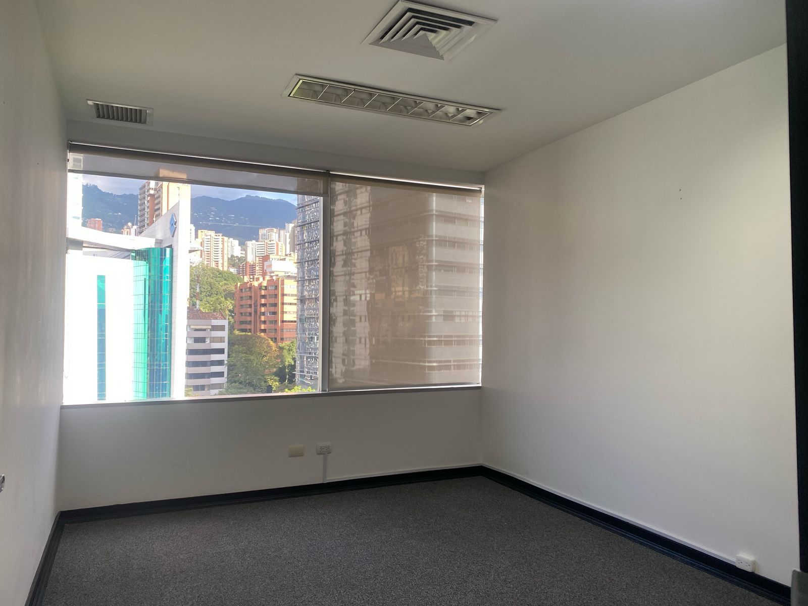 Oficina en arriendo o venta Antioquia Medellín Alejandria 100 m2 Habitaciones 0 Baños 1 Garajes 4 Precio venta $1435000000 Precio arriendo $9200000