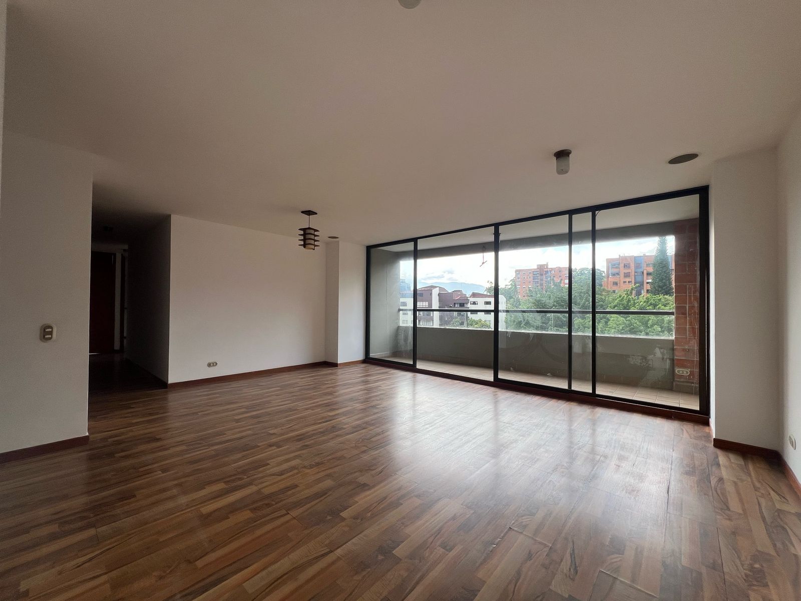 Apartamento en arriendo o venta Antioquia Medellín El Castillo 114 m2 Habitaciones 3 Baños 2 Garajes 1 Precio venta $860000000 Precio arriendo $4650000