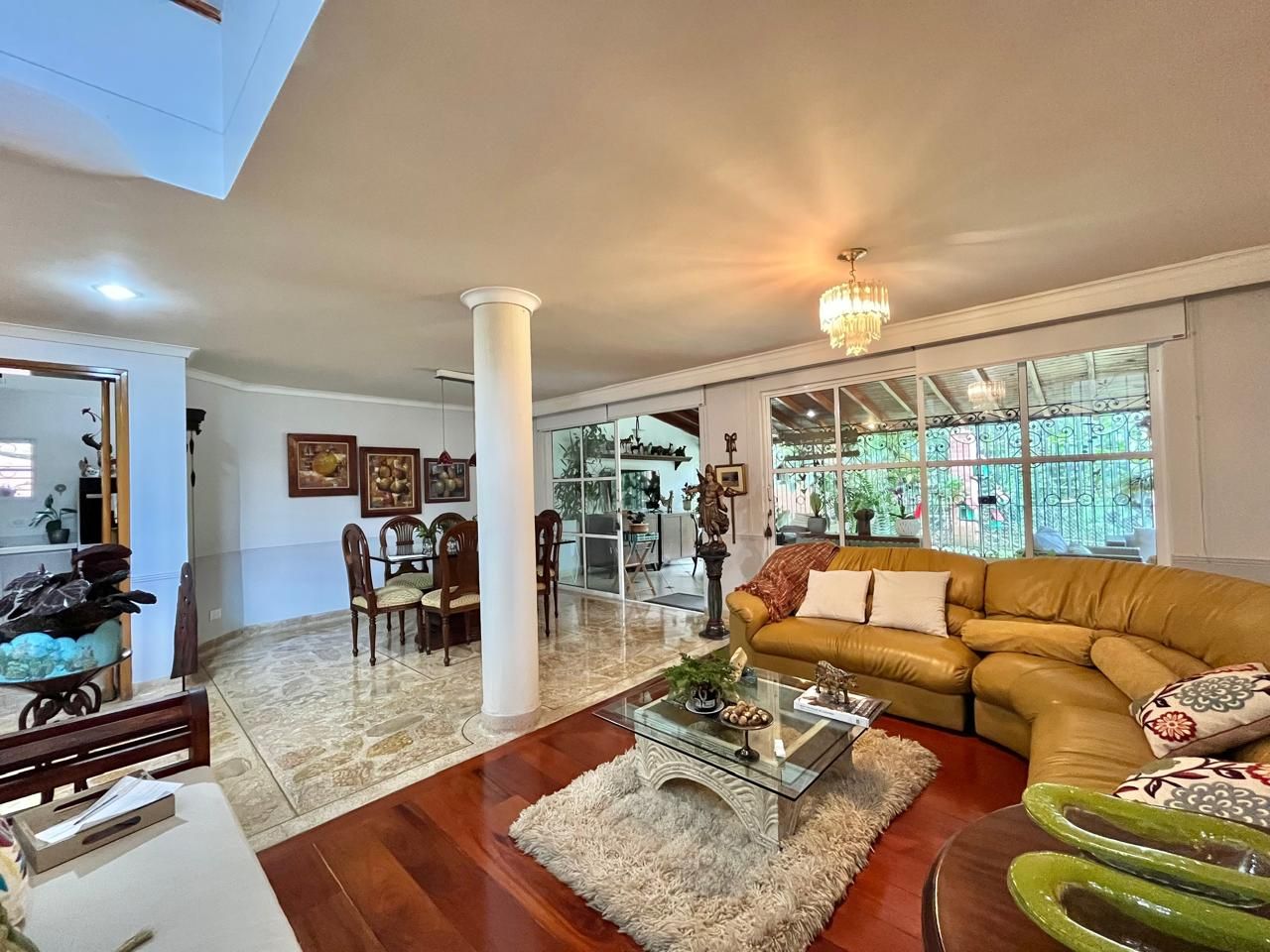 Casa en venta Antioquia Medellín Los Naranjos 256 m2 Habitaciones 4 Baños 5 Garajes 3 Precio $1800000000