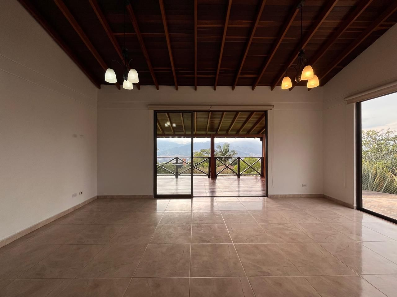 Casa en arriendo Antioquia Envigado Polideportivo Sur 130 m2 Habitaciones 4 Baños 3 Garajes 4 Precio $8500000