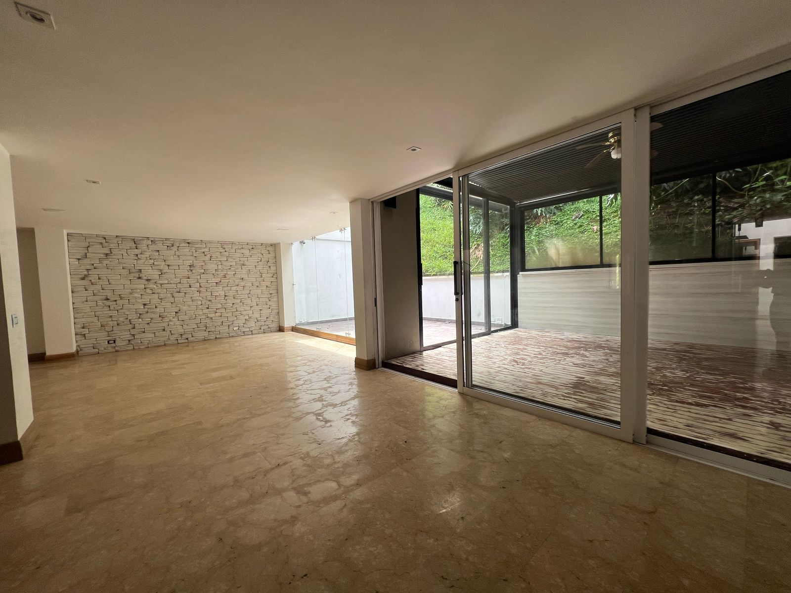 Casa en arriendo o venta Antioquia Medellín San Lucas 366 m2 Habitaciones 4 Baños 5 Garajes 2 Precio venta $2050000000 Precio arriendo $11300000