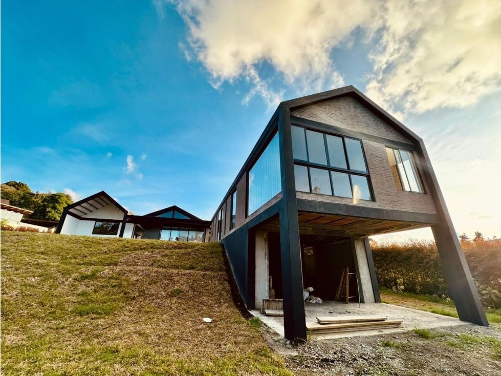 Casa en venta Antioquia Envigado Zúñiga 470 m2 Habitaciones 4 Baños 7 Garajes 8 Precio $4500000000