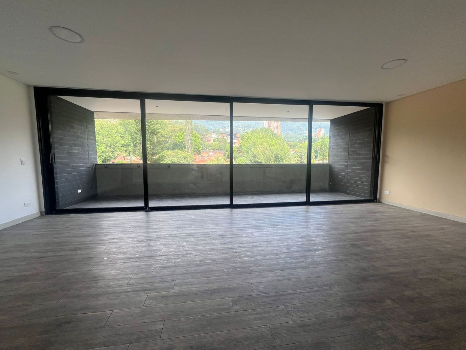 Apartamento en arriendo o venta Antioquia Envigado Loma Benedictinos 168 m2 Habitaciones 3 Baños 4 Garajes 2 Precio venta $1310000000 Precio arriendo $8200000