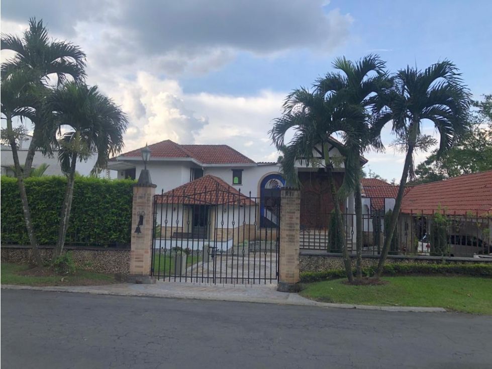 Casa en arriendo o venta Valle Del Cauca Cali Parcelacion Cerros La Buitrera 818 m2 Habitaciones 4 Baños 5 Garajes 12 Precio venta $3200000000 Precio arriendo $10030000