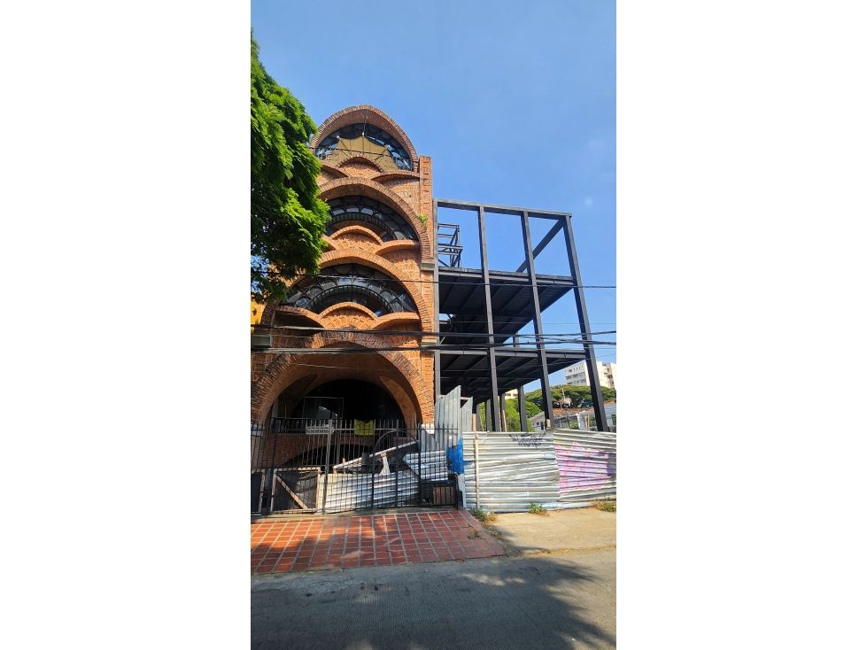 Edificio en venta Valle Del Cauca Cali San Vicente 1700 m2 Habitaciones 1 Baños 5 Garajes 3 Precio $2700000000