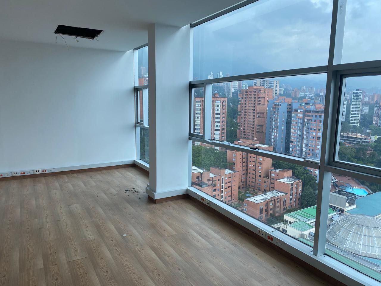 Oficina en arriendo Antioquia Medellín Naranjitos 50 m2 Habitaciones 0 Baños 1 Garajes 2 Precio $5200000