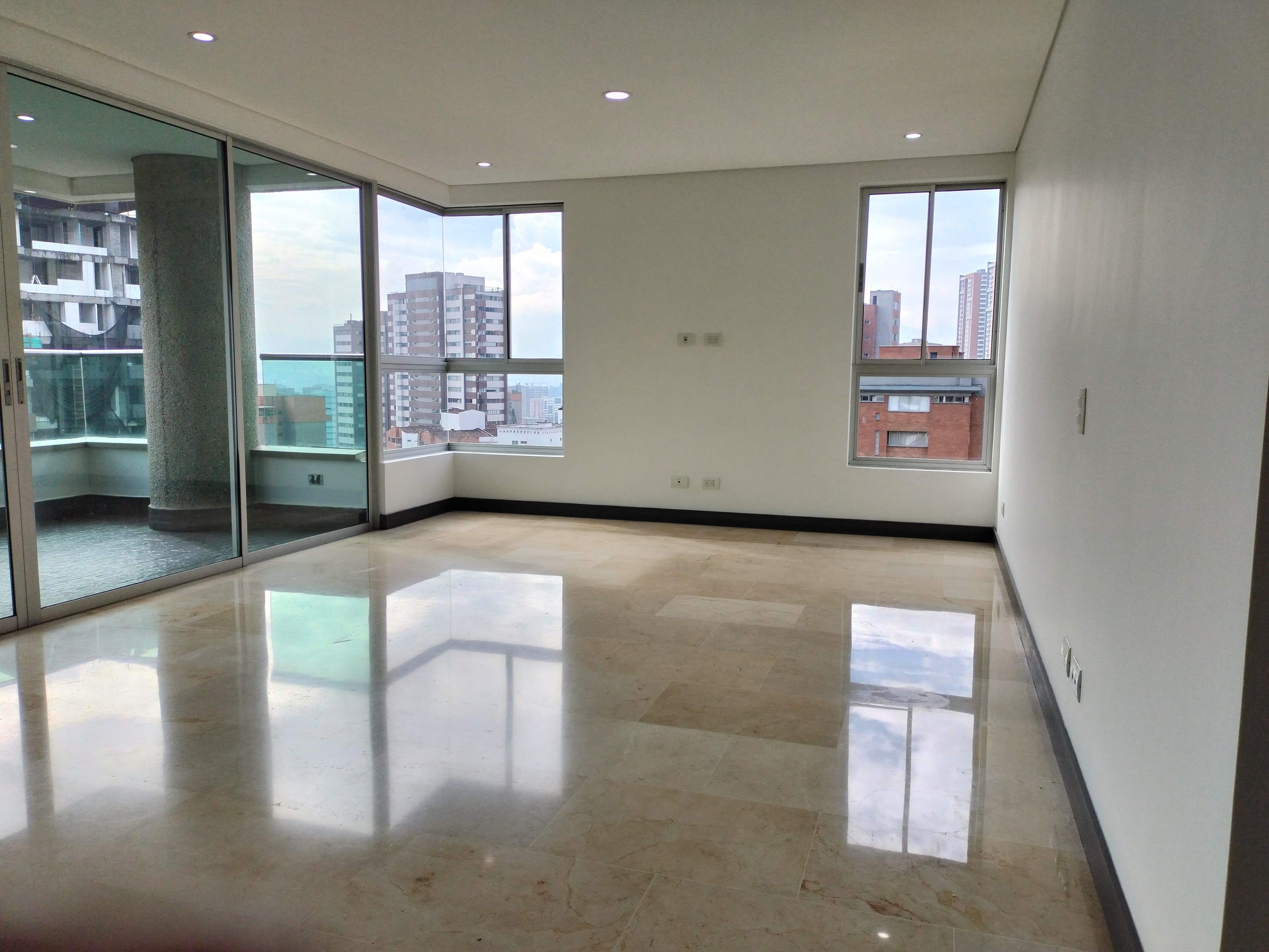 Apartamento en arriendo Antioquia Medellín Castropol 146 m2 Habitaciones 3 Baños 4 Garajes 3 Precio $7700000