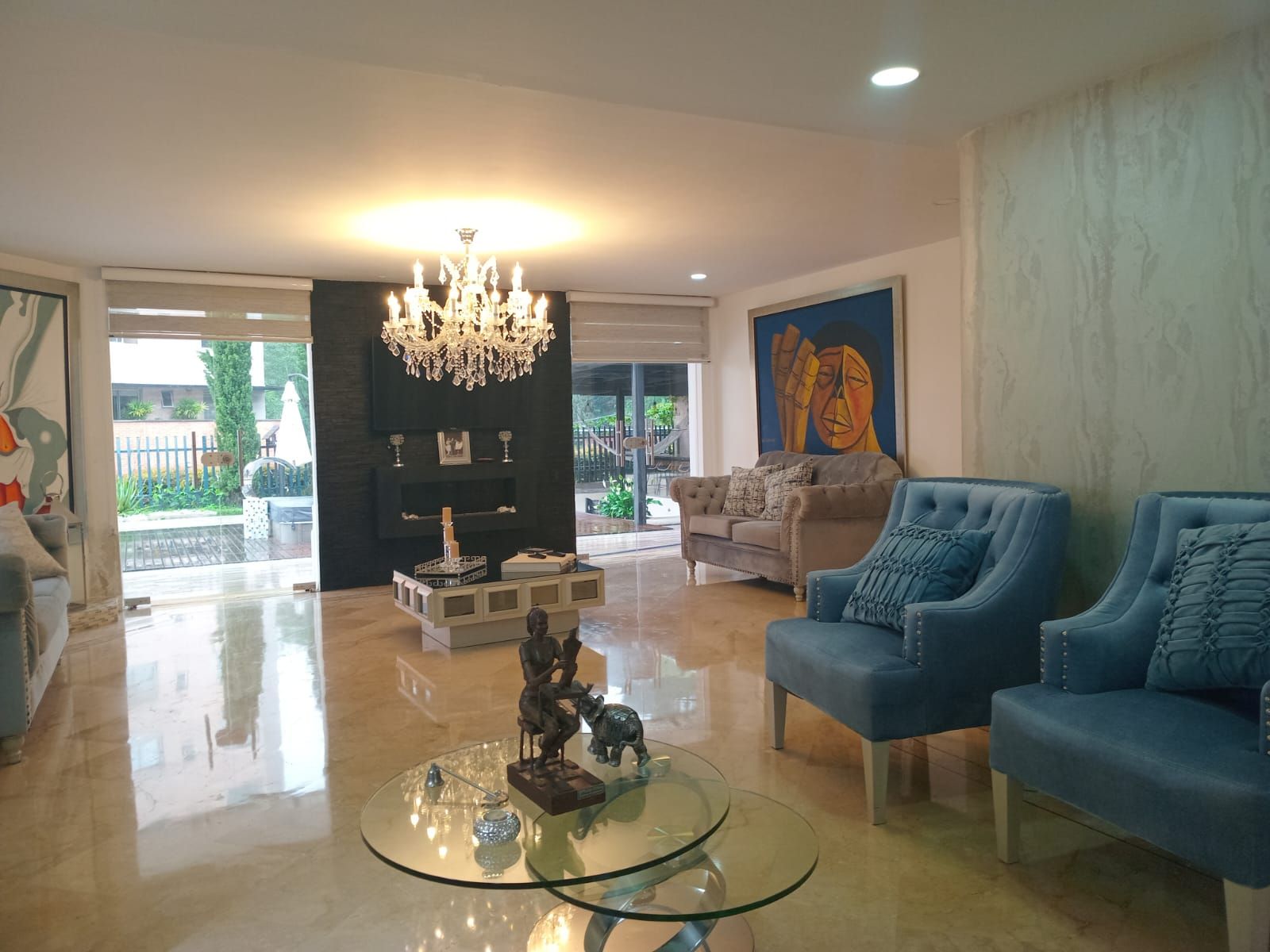 Casa en arriendo o venta Antioquia Medellín El Tesoro 529 m2 Habitaciones 4 Baños 6 Garajes 4 Precio venta $3350000000 Precio arriendo $18000000