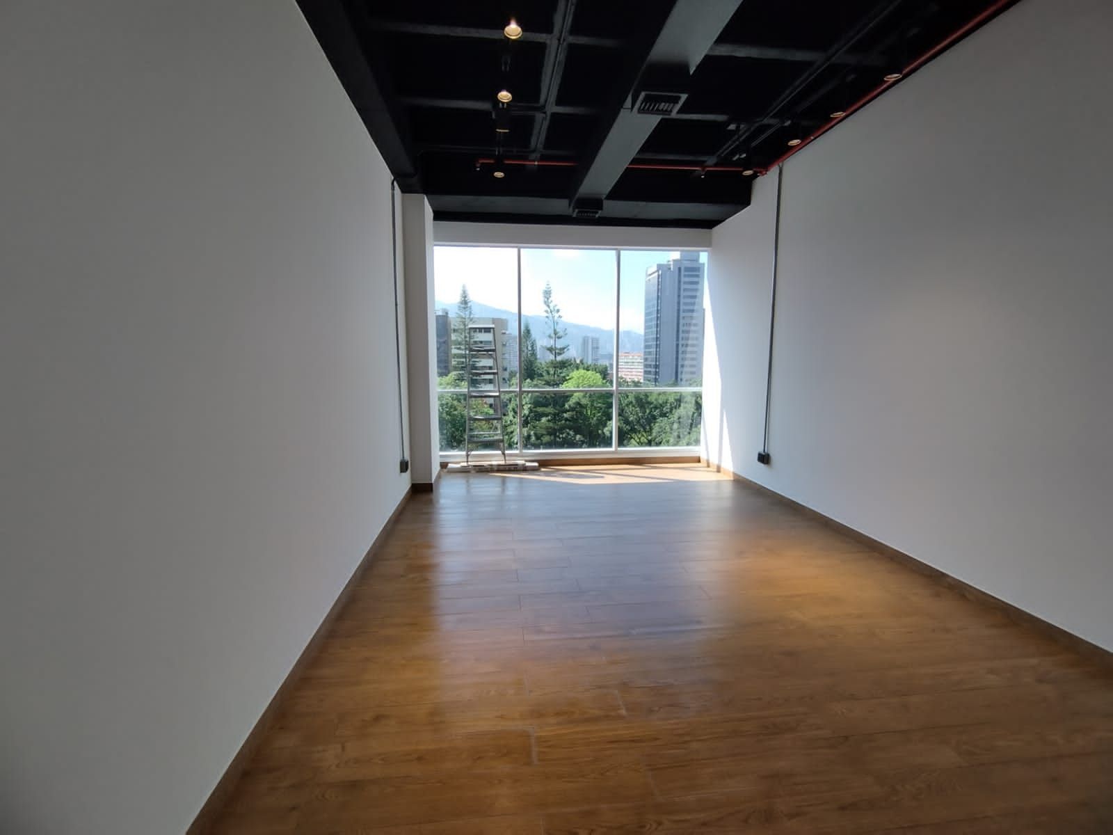 Oficina en arriendo o venta Antioquia Medellín El Castillo 33 m2 Habitaciones 0 Baños 1 Garajes 1 Precio venta $370000000 Precio arriendo $3300000