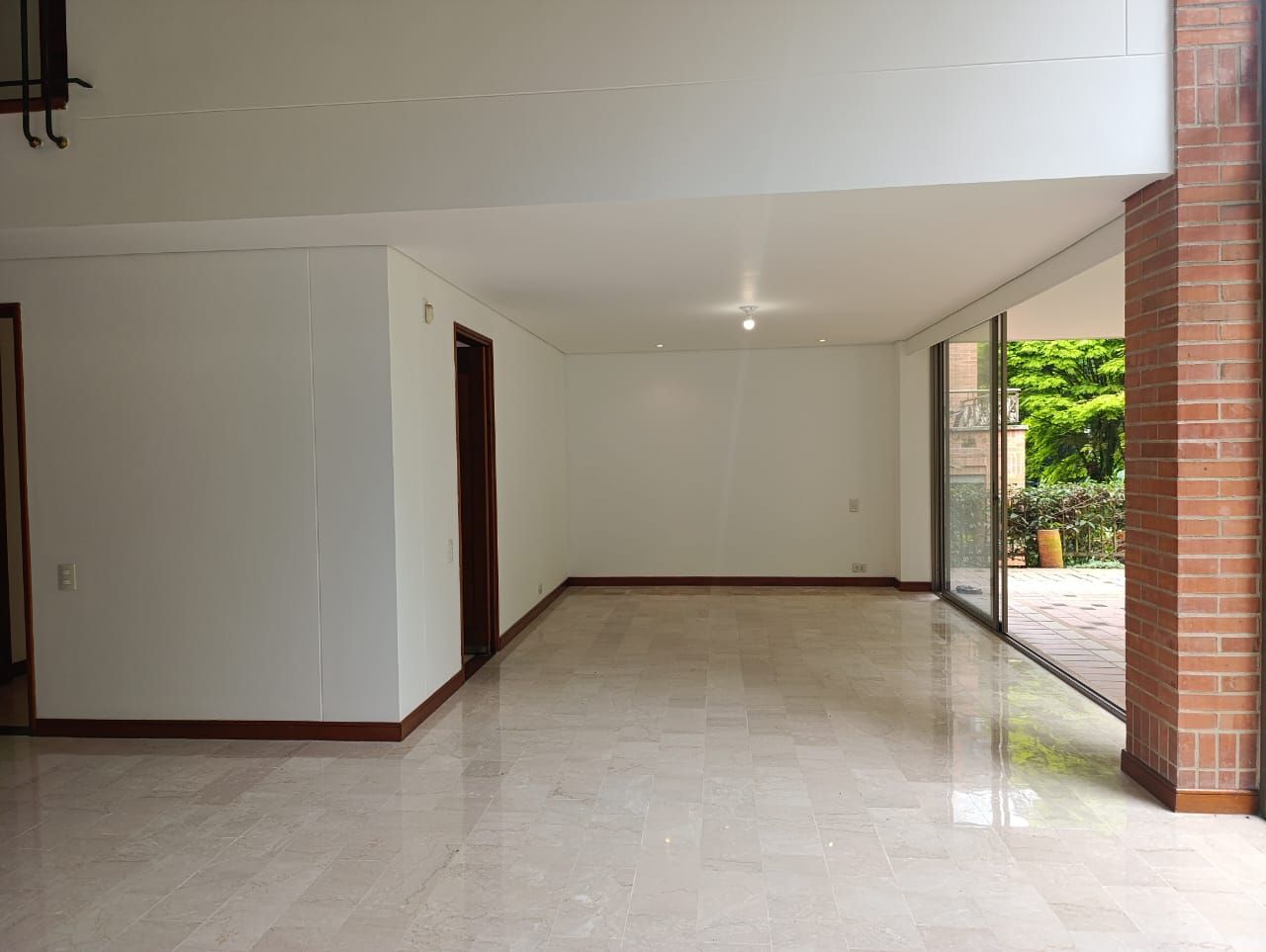 Casa en arriendo o venta Antioquia Medellín El Tesoro 260 m2 Habitaciones 3 Baños 4 Garajes 3 Precio venta $2000000000 Precio arriendo $13500000