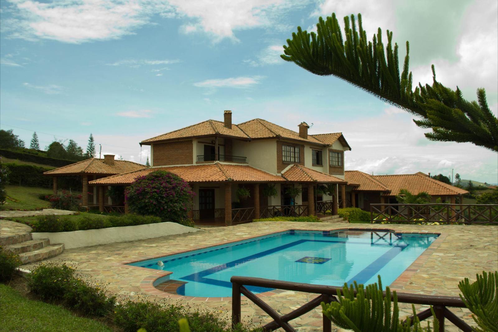 Finca en venta Santander Los Santos Vereda Duende 2500 m2 Habitaciones 5 Baños 4 Garajes 6 Precio $1085000000