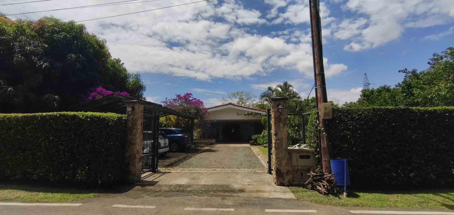 Casa en venta Valle Del Cauca Jamundí Cn Campestre Las Mercedes 328 m2 Habitaciones 4 Baños 6 Garajes 6 Precio $1400000000