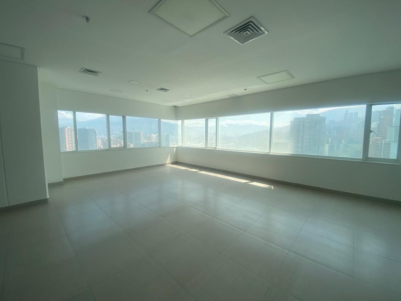 Oficina en arriendo Antioquia Medellín Astorga 98 m2 Habitaciones 0 Baños 1 Garajes 2 Precio $7600000