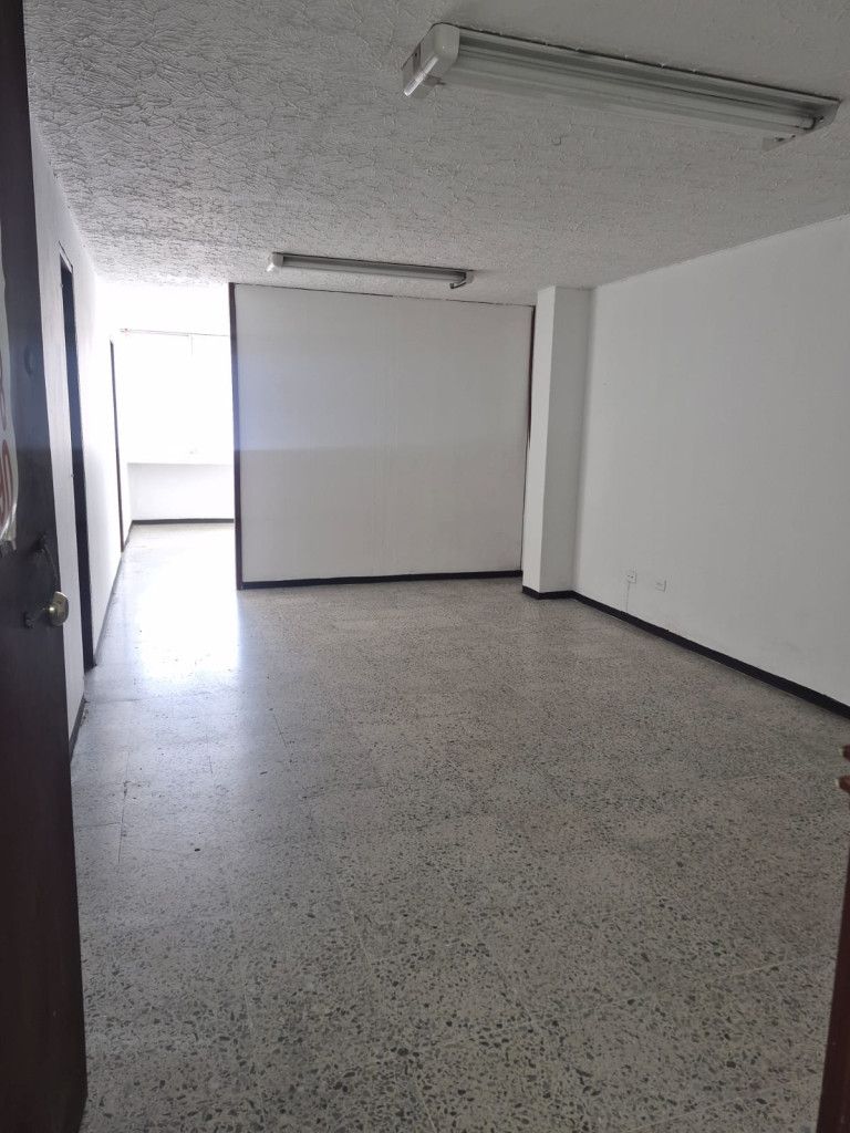 Oficina en arriendo Valle Del Cauca Cali Granada 35 m2 Habitaciones 0 Baños 1 Garajes 1 Precio $950000