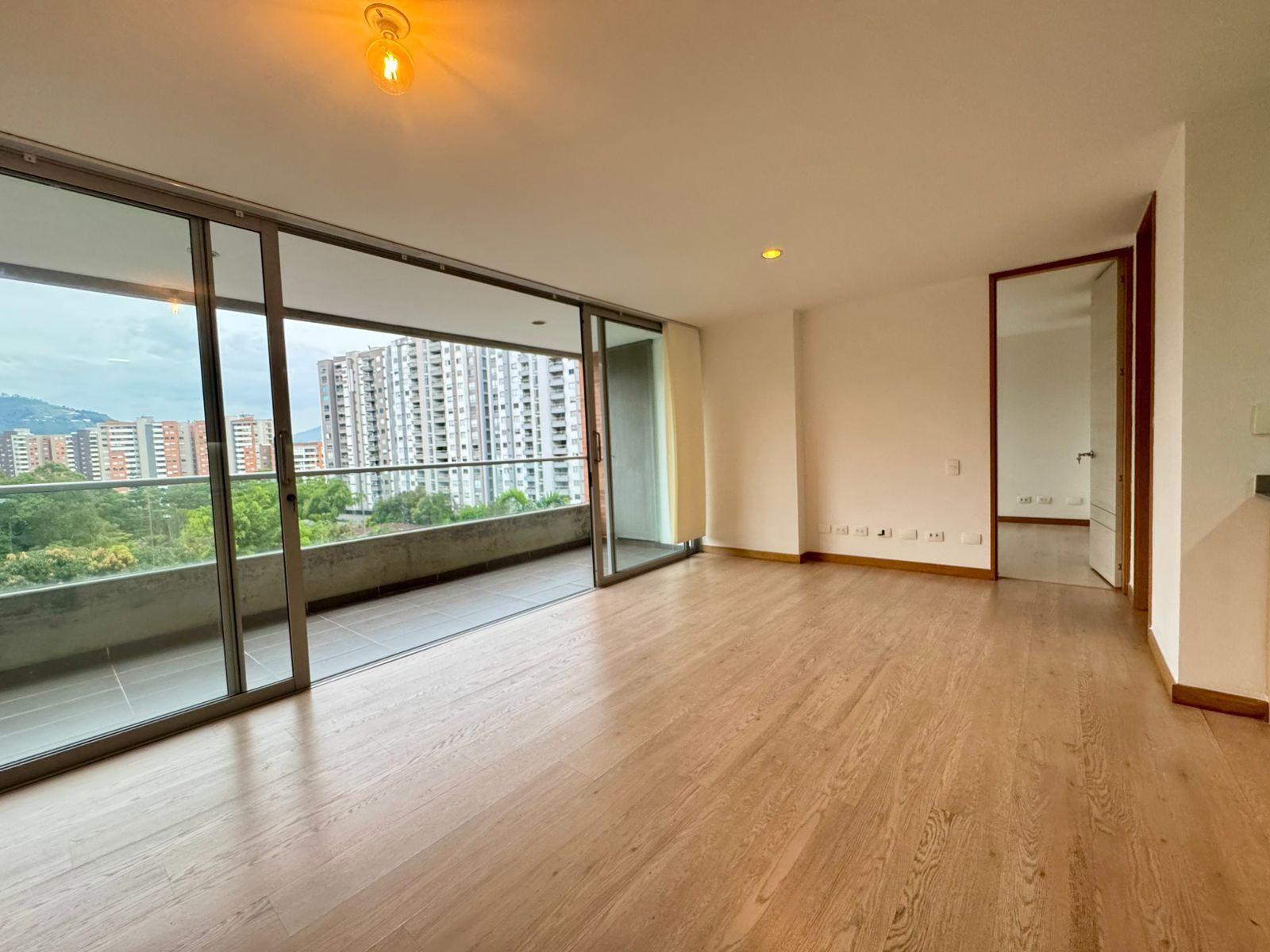 Apartamento en arriendo Antioquia Envigado Zúñiga 94 m2 Habitaciones 2 Baños 3 Garajes 2 Precio $5300000