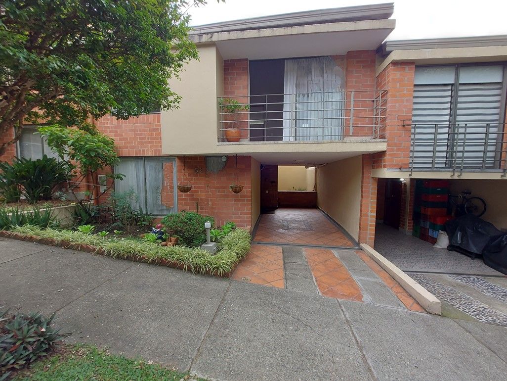 Casa en arriendo o venta Antioquia Envigado Tierra Prometida 135 m2 Habitaciones 3 Baños 3 Garajes 2 Precio venta $980000000 Precio arriendo $5500000