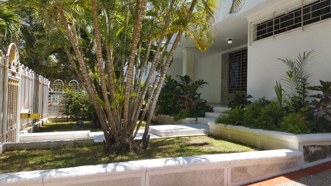 Casa en venta Atlántico Barranquilla El Poblado 330 m2 Habitaciones 6 Baños 3 Garajes 5 Precio $1100000000