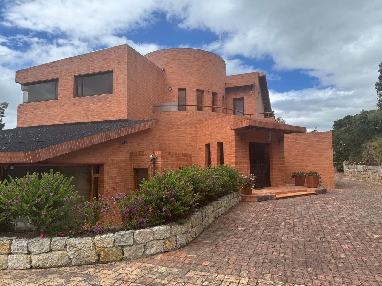 Casa en venta Cundinamarca Chía Urbanizacion Nuevo Milenio 980 m2 Habitaciones 4 Baños 6 Garajes 6 Precio $5900000000