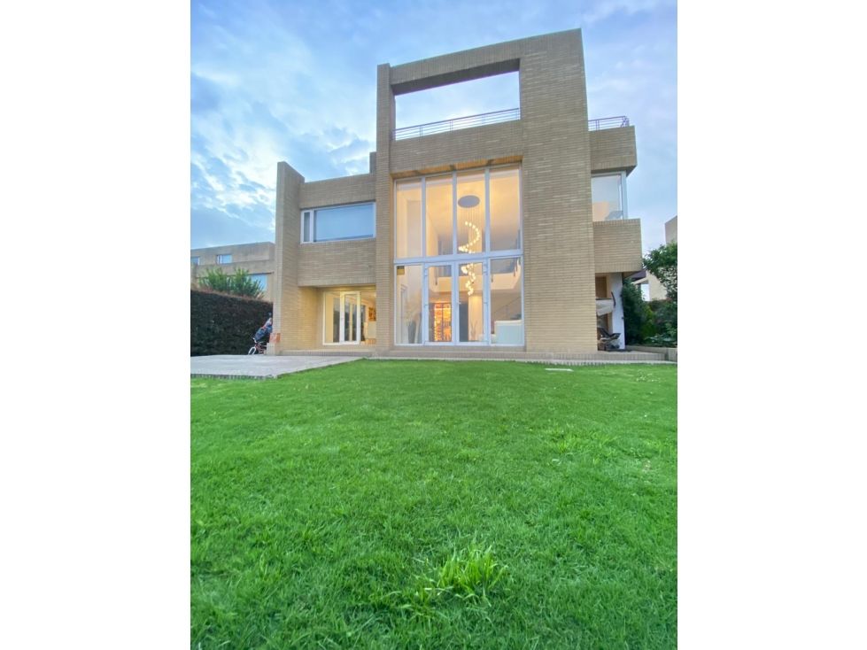 Casa en venta Cundinamarca Bogotá San José De Bavaria 300 m2 Habitaciones 6 Baños 6 Garajes 3 Precio $2800000000