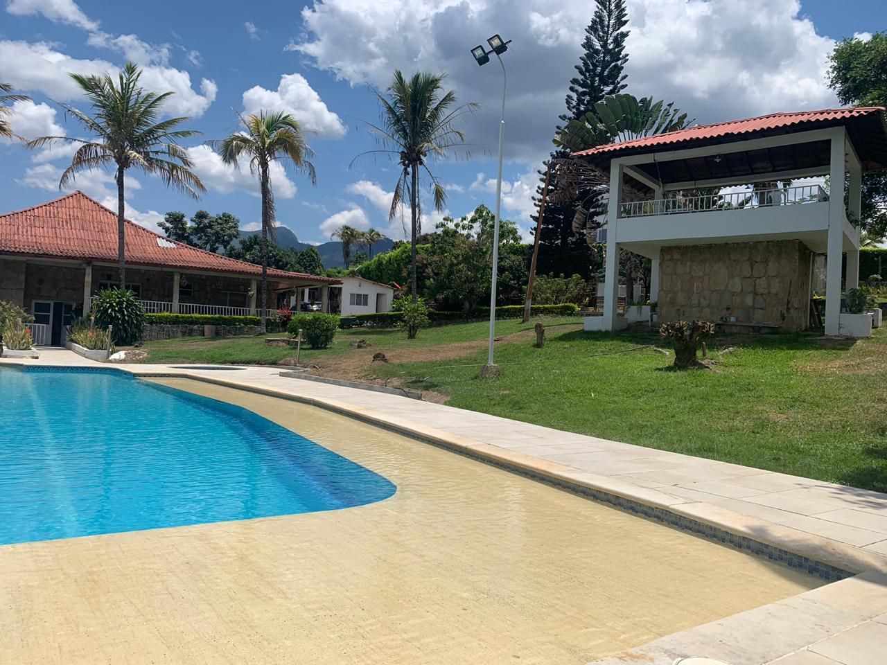 Casa en venta Cundinamarca Chinauta Vereda Chinauta 500 m2 Habitaciones 6 Baños 3 Garajes 5 Precio $4500000000