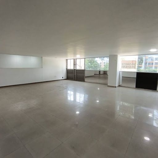 Local en arriendo Valle Del Cauca Cali Ciudad Capri 200 m2 Habitaciones 0 Baños 3 Garajes 0 Precio $6950000