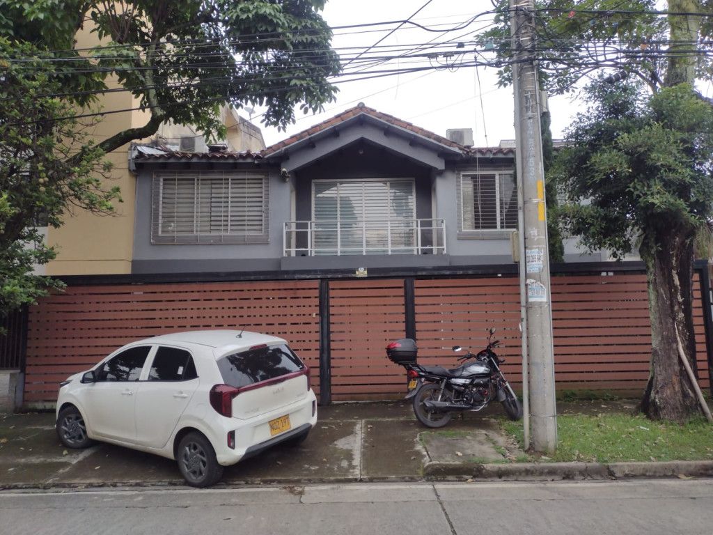 Casa en arriendo Valle Del Cauca Cali La Flora 388 m2 Habitaciones 4 Baños 4 Garajes 4 Precio $12000000