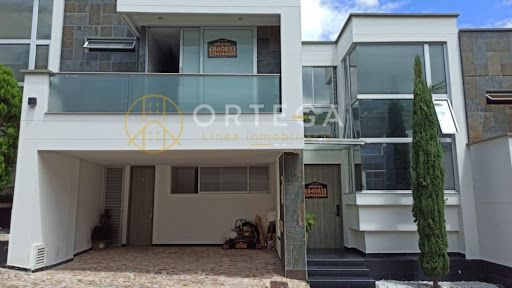 Casa en venta Santander Bucaramanga Lagos Del Cacique 240 m2 Habitaciones 3 Baños 4 Garajes 2 Precio $1200000000