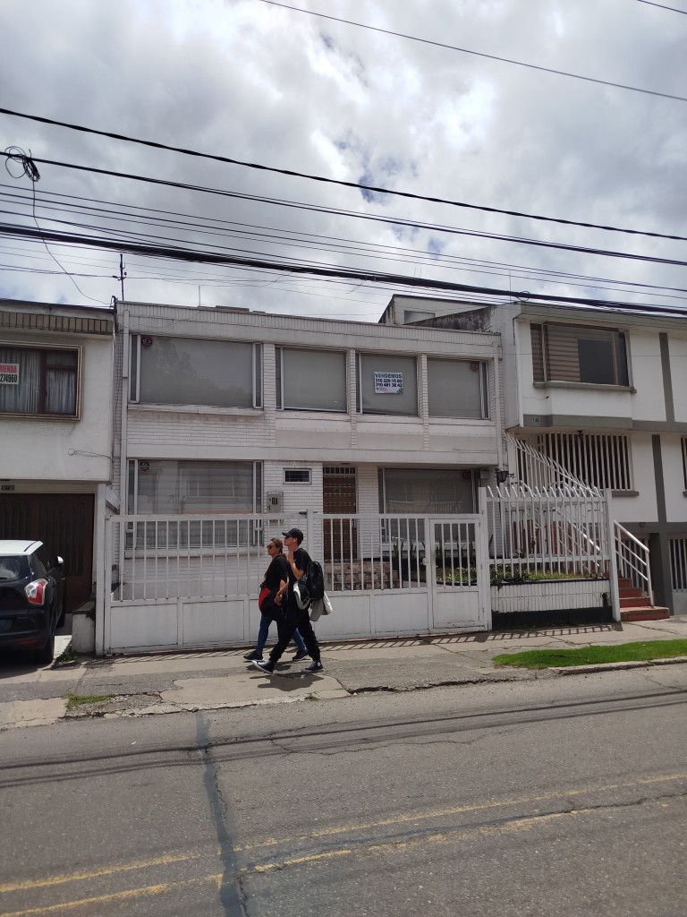 Casa en venta Cundinamarca Bogotá Estoril 350 m2 Habitaciones 8 Baños 3 Garajes 1 Precio $1300000000