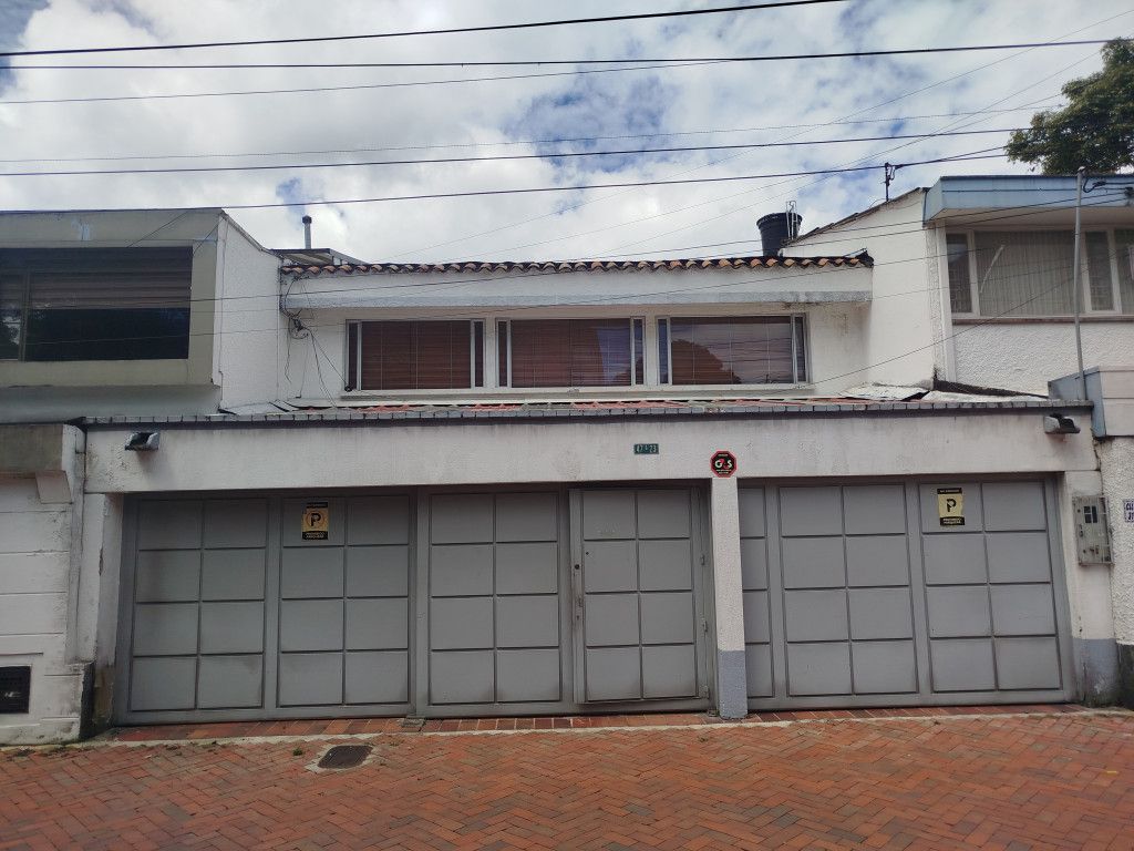 Casa en venta Cundinamarca Bogotá Estoril 350 m2 Habitaciones 11 Baños 13 Garajes 3 Precio $1200000000