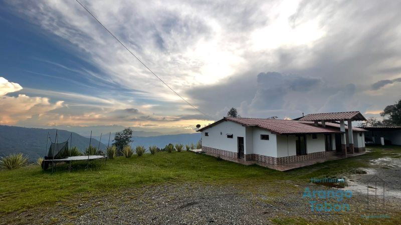 Casa en arriendo o venta Antioquia Caldas Caldas 3550 m2 Habitaciones 5 Baños 5 Garajes 3 Precio venta $1150000000 Precio arriendo $7000000