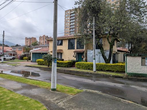 Casa en venta Cundinamarca Bogotá Ub Santa Coloma 300 m2 Habitaciones 8 Baños 4 Garajes 3 Precio $2400000000