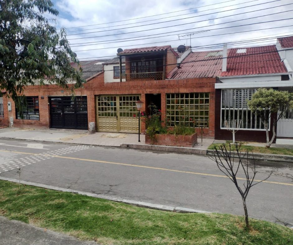 Casa en venta Cundinamarca Bogotá Belmira Del Country 242 m2 Habitaciones 3 Baños 2 Garajes 1 Precio $750000000