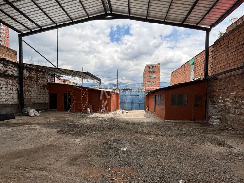 Oficina en arriendo Antioquia Medellín Naranjal 340 m2 Habitaciones 0 Baños 1 Garajes 0 Precio $13500000