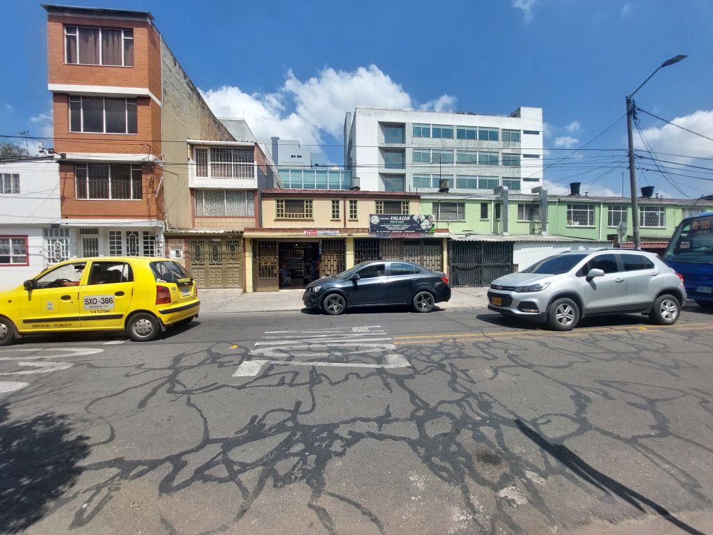 Casa en venta Cundinamarca Bogotá Las Américas 300 m2 Habitaciones 4 Baños 4 Garajes 2 Precio $1300000000