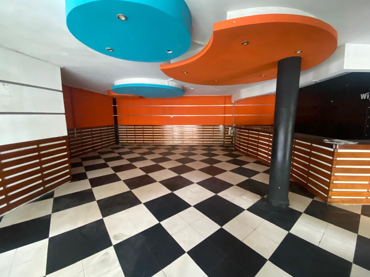 Local en arriendo Antioquia Envigado Zúñiga 136 m2 Habitaciones 0 Baños 2 Garajes 0 Precio $12200000