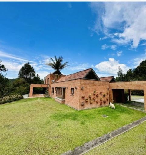 Casa en arriendo Antioquia Envigado Envigado 390 m2 Habitaciones 4 Baños 4 Garajes 15 Precio $14000000