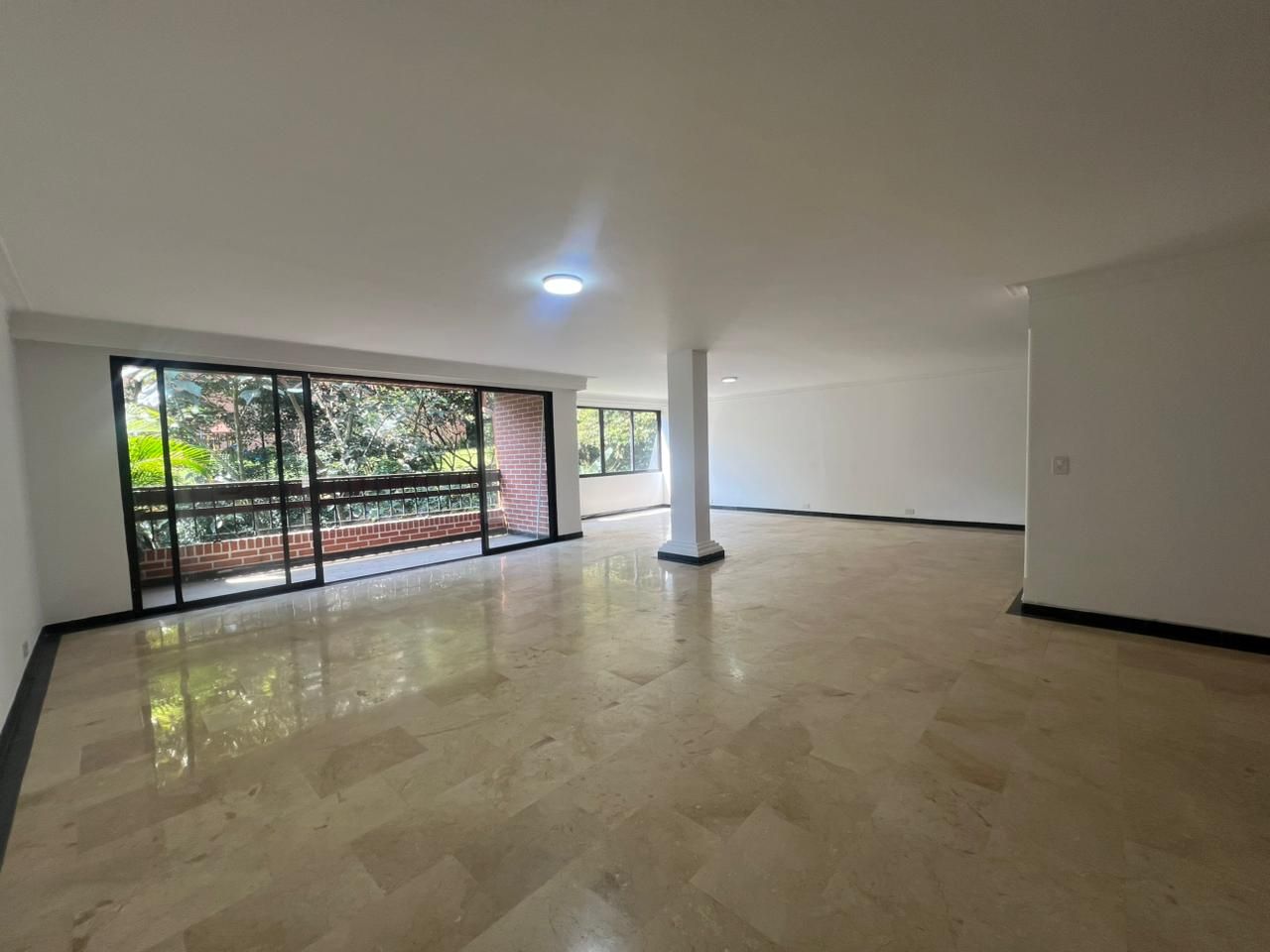 Casa en arriendo Antioquia Medellín El Castillo 360 m2 Habitaciones 3 Baños 4 Garajes 4 Precio $12800000
