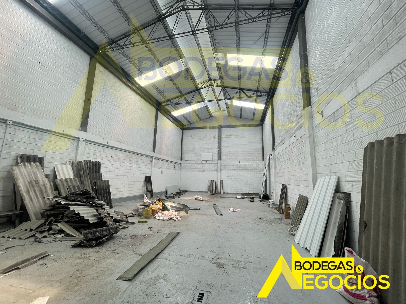 Bodega en arriendo Antioquia Sabaneta Ancon Sur 380 m2 Habitaciones 0 Baños 3 Garajes 0 Precio $13500000