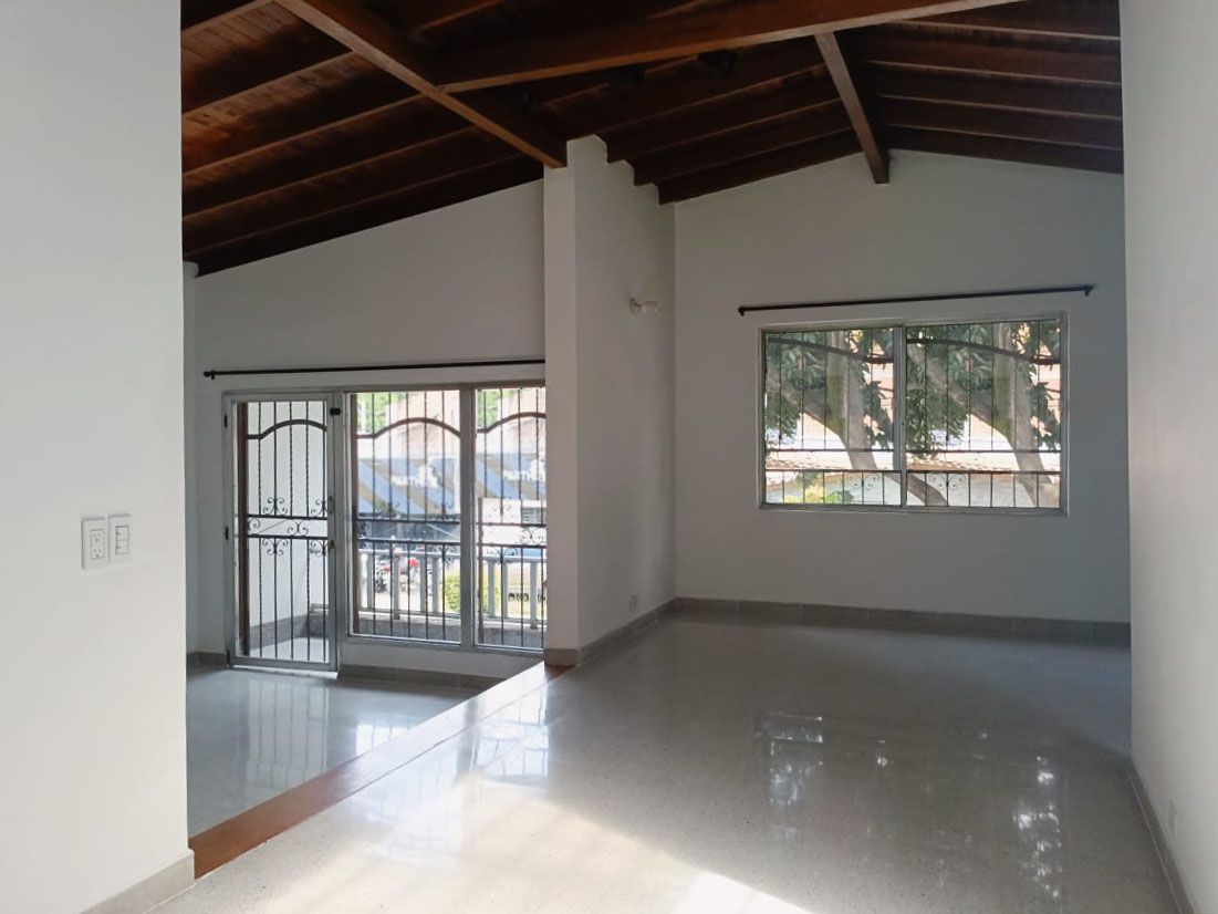Apartamento en arriendo Antioquia Medellín Rosales 174 m2 Habitaciones 4 Baños 2 Garajes 1 Precio $3650000