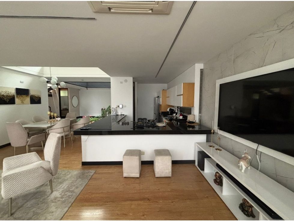 Casa en arriendo o venta Antioquia Medellín La Avanzada 340 m2 Habitaciones 4 Baños 5 Garajes 4 Precio venta $2500000000 Precio arriendo $15500000