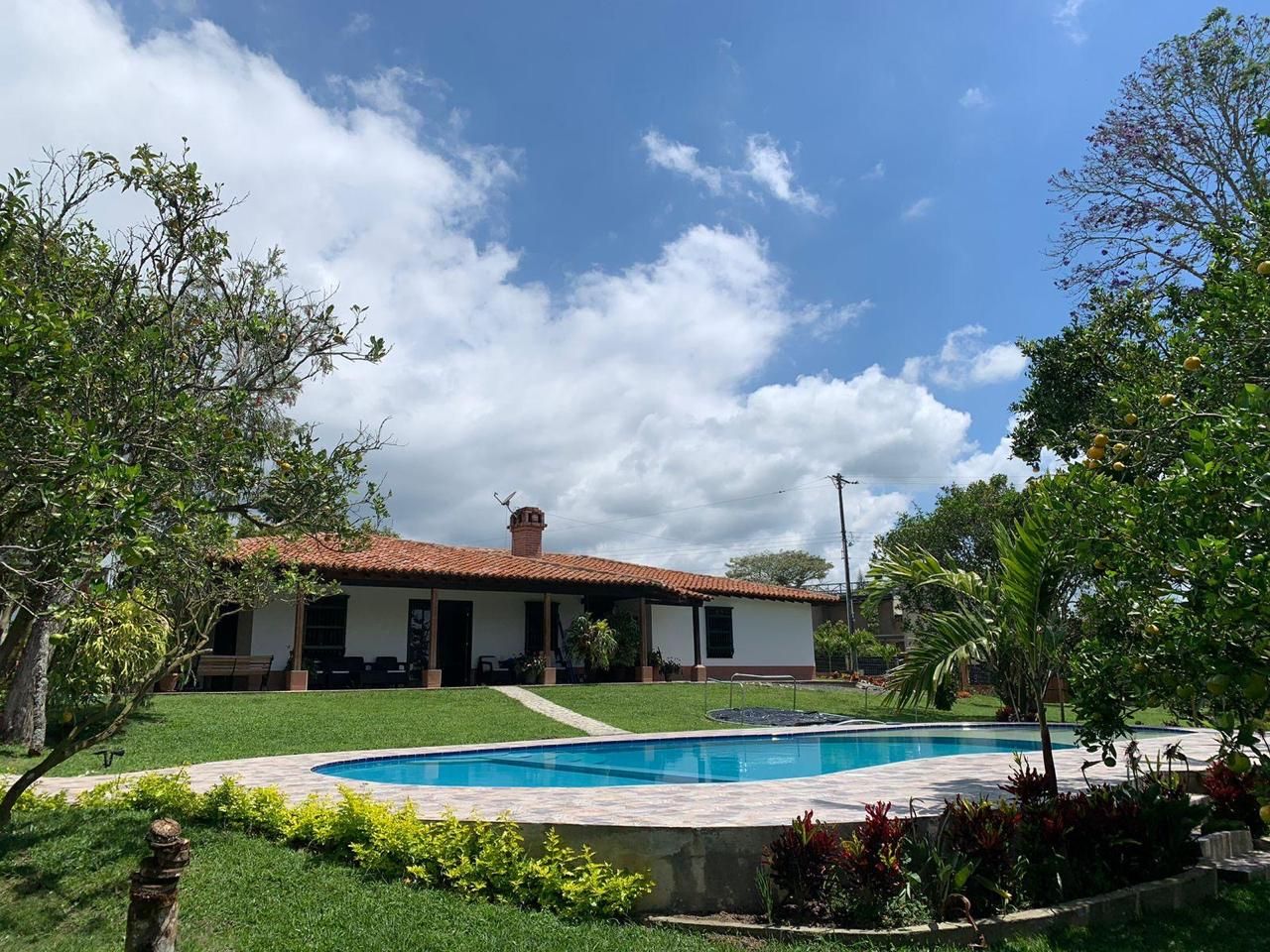 Finca en venta Valle Del Cauca Calima Calima 350 m2 Habitaciones 5 Baños 6 Garajes 8 Precio $1300000000