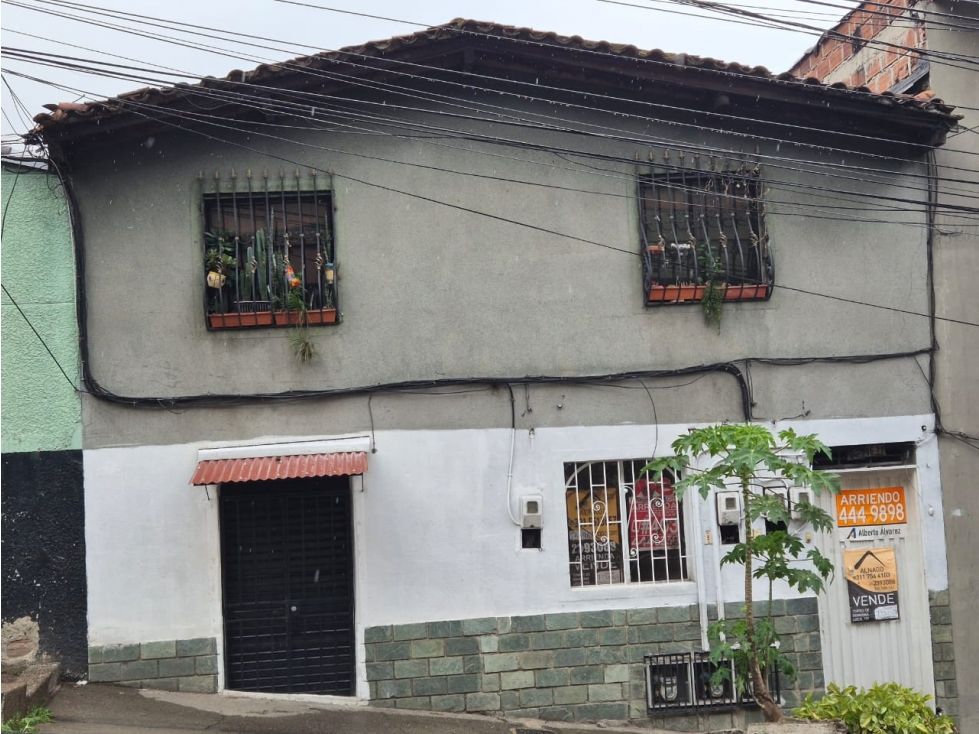 Local en arriendo o venta Antioquia Medellín Bombona No1 52 m2 Habitaciones 0 Baños 2 Garajes 0 Precio venta $300000000 Precio arriendo $2200000