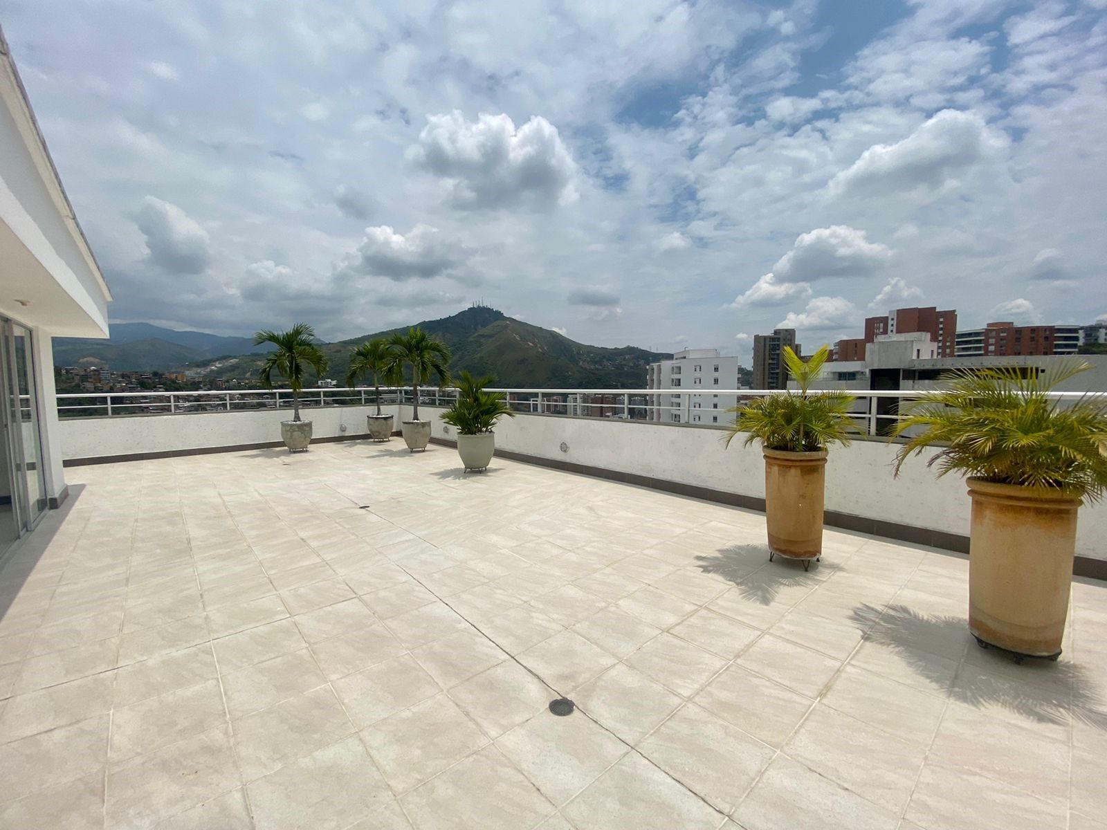 Apartamento en venta Valle Del Cauca Cali Bellavista 200 m2 Habitaciones 3 Baños 6 Garajes 2 Precio $1450000000
