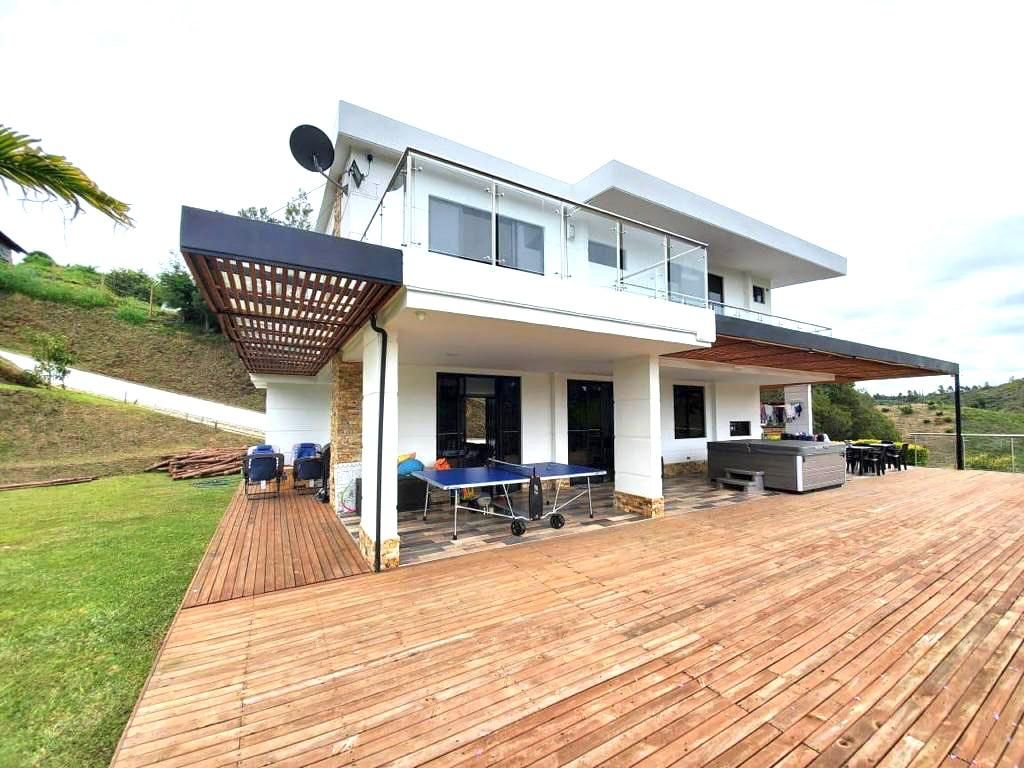 Finca en venta Antioquia Rionegro El Porvenir 360 m2 Habitaciones 4 Baños 4 Garajes 14 Precio $1400000000