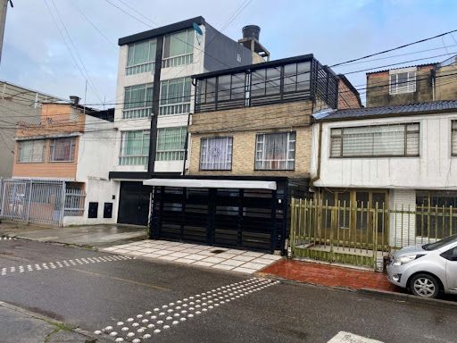 Casa en venta Cundinamarca Bogotá Las Ferias 300 m2 Habitaciones 4 Baños 3 Garajes 2 Precio $1070000000