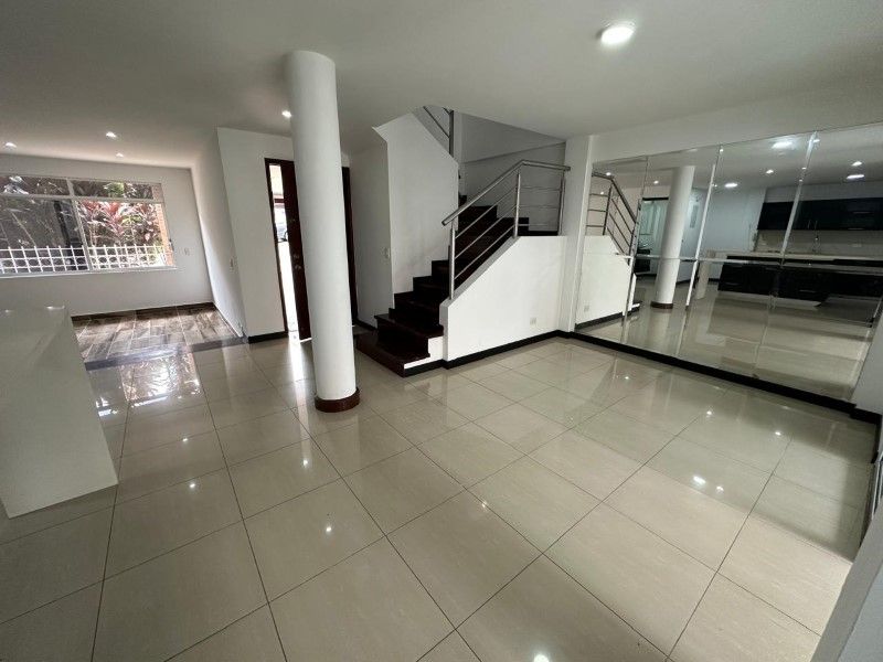 Casa en arriendo Antioquia Envigado Uribe Ángel 187 m2 Habitaciones 4 Baños 6 Garajes 2 Precio $6500000