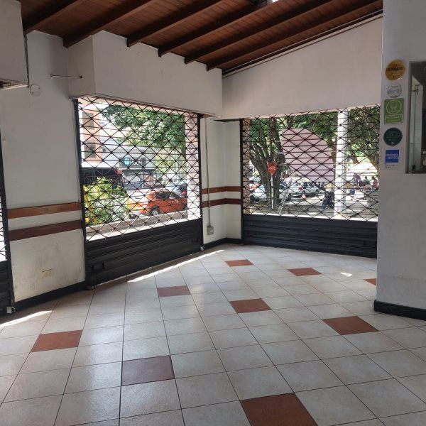 Local en venta Antioquia Medellín Miravalle 400 m2 Habitaciones 0 Baños 6 Garajes 0 Precio $2400000000