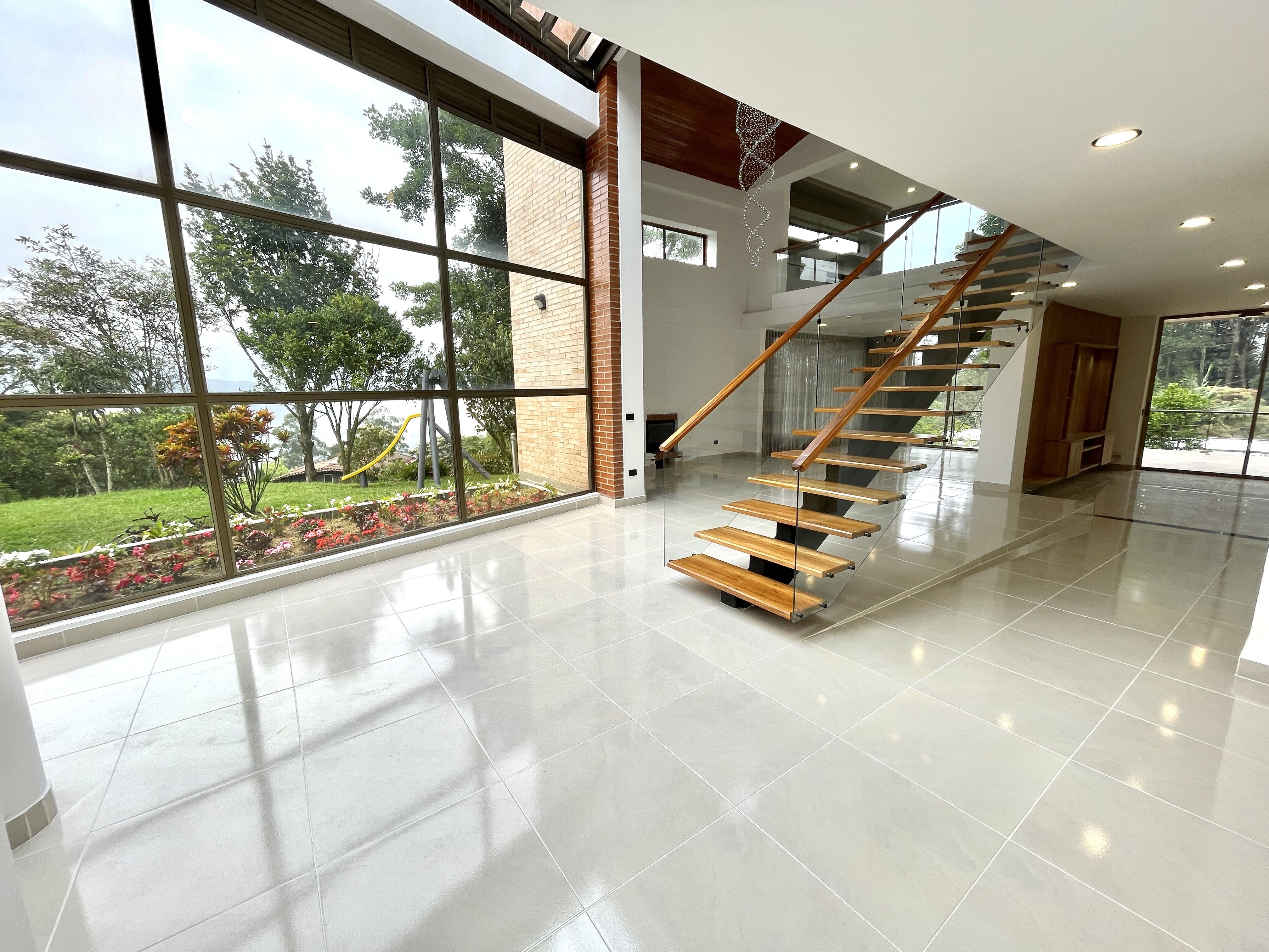 Casa en arriendo Antioquia Envigado Loma Benedictinos 550 m2 Habitaciones 5 Baños 6 Garajes 4 Precio $22000000