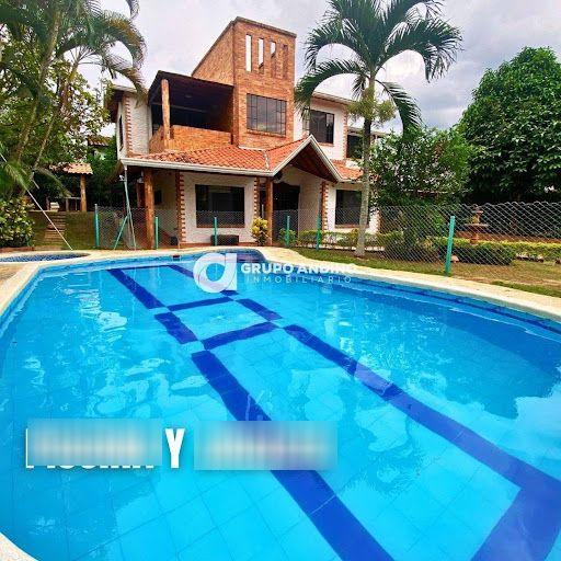 Casa en venta Santander Piedecuesta Br Paseo Cataluña 774 m2 Habitaciones 5 Baños 4 Garajes 4 Precio $1150000000